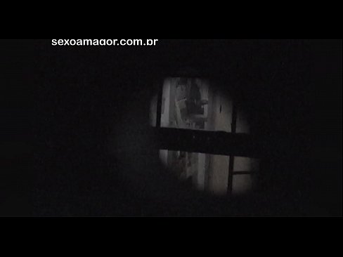 ❤️ Блонди ба таври махфӣ аз ҷониби як сайёҳи ҳамсоя, ки паси хиштҳои холӣ пинҳон шудааст, сабт мешавад ❤️ Порнои мақъад дар мо ❤
